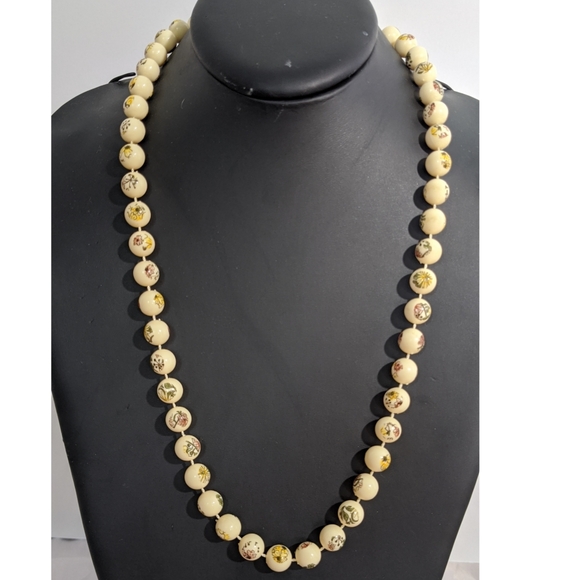 Vintage Jewelry - Vintage Mid Century Off White Flower Bead Necklace